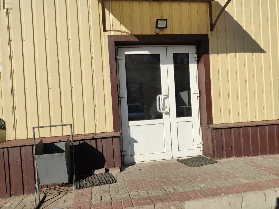 Белая входная дверь в здание