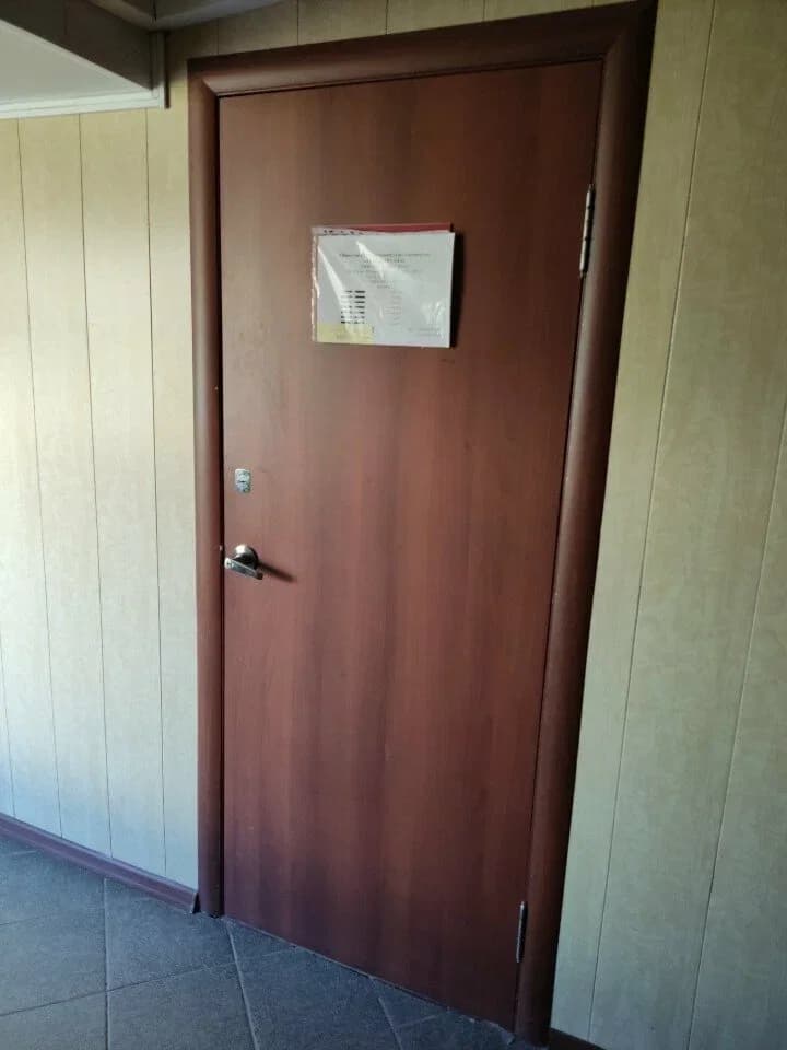 Дверь учебного помещения внутри здания